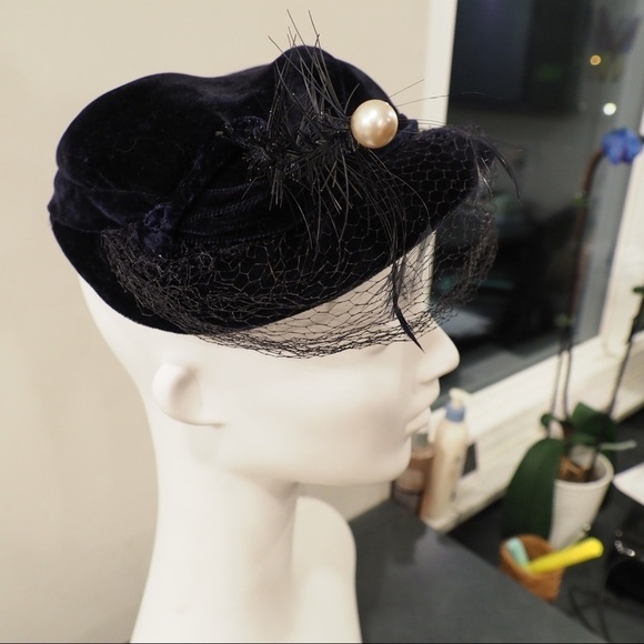 Vintage navy velvet hat fishnet feather faux pearl - Picture 8 of 13